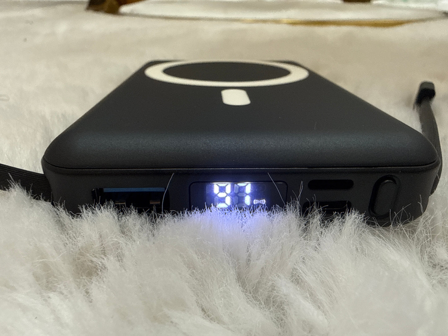 MagSafe Wireless Power Bank 10,000mAh comes with built-in cables & LED display