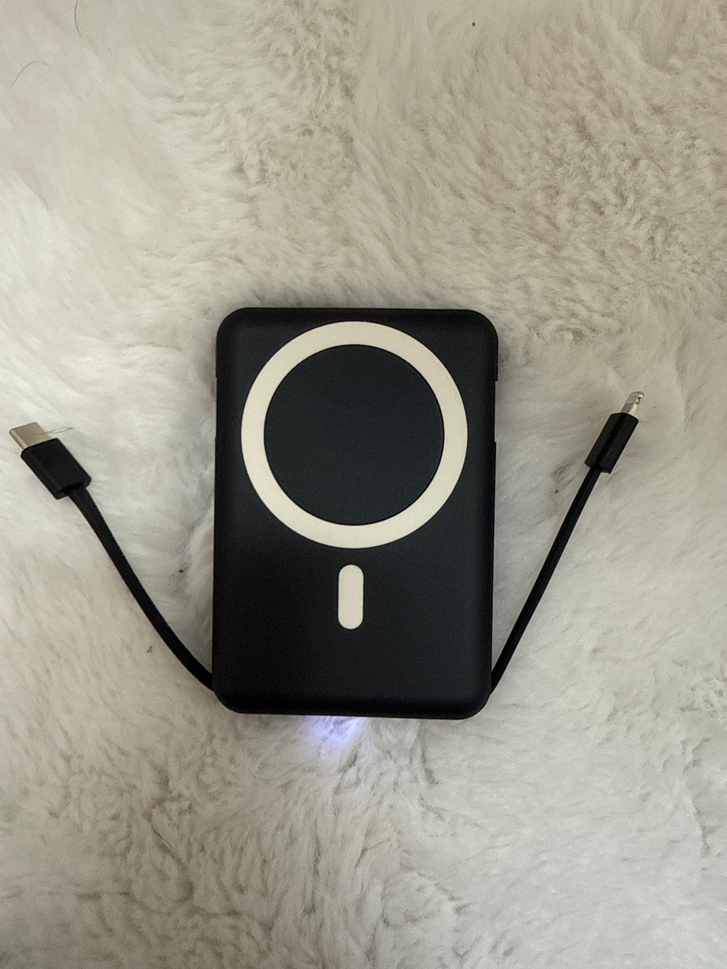 MagSafe Wireless Power Bank 10,000mAh comes with built-in cables & LED display